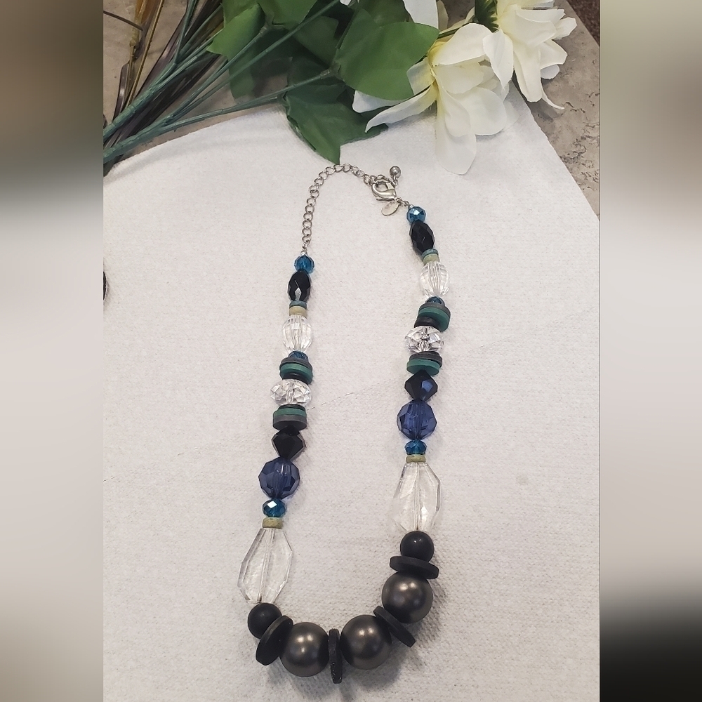 CHICO'S BOLD Modern Black, Blue & Clear Lucite Beaded Short Necklace🌴